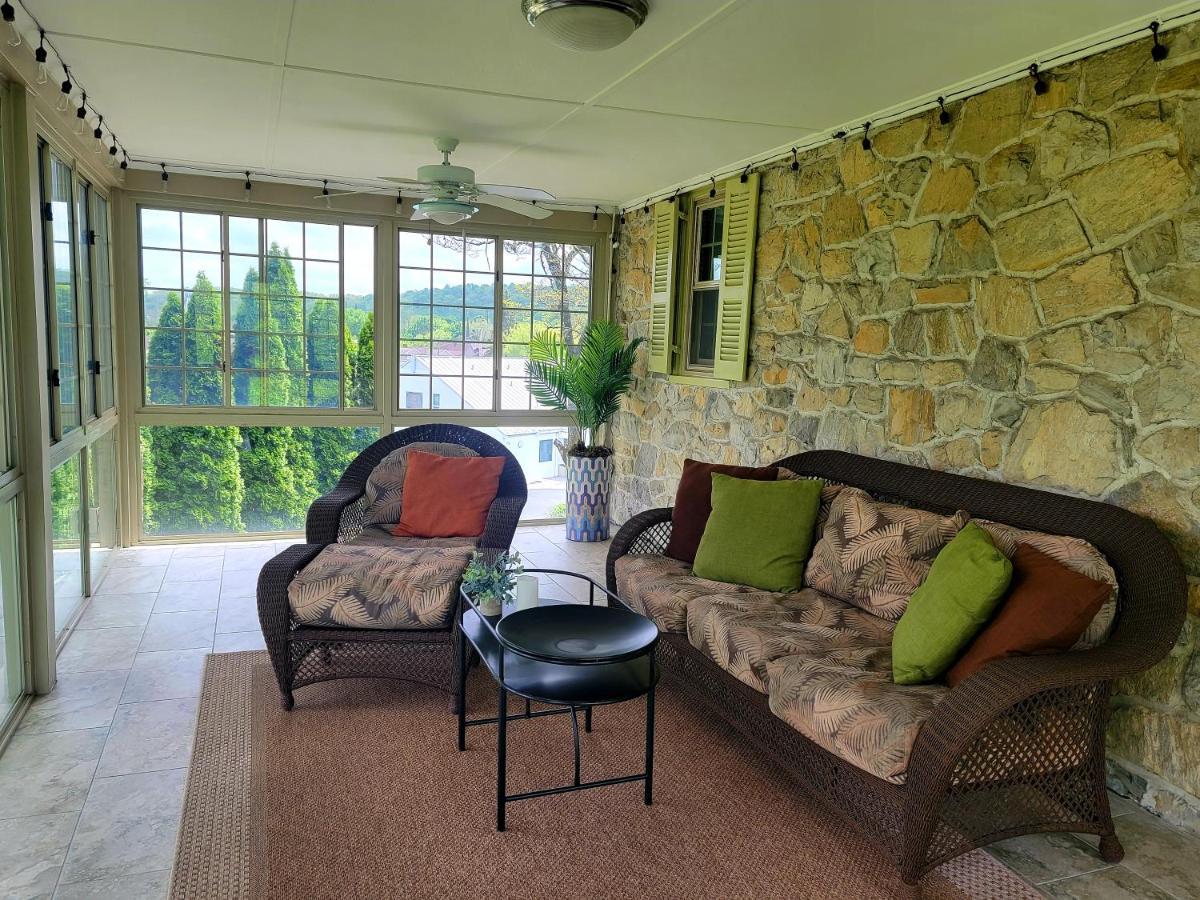 Downingtown Manor - 1900S Farmhouse With Creek Views Esterno foto